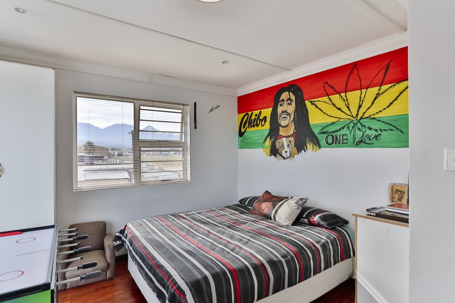 5 Bedroom Property for Sale in Gustrouw Western Cape
